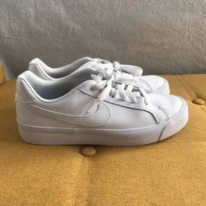 White nike tennis shoes